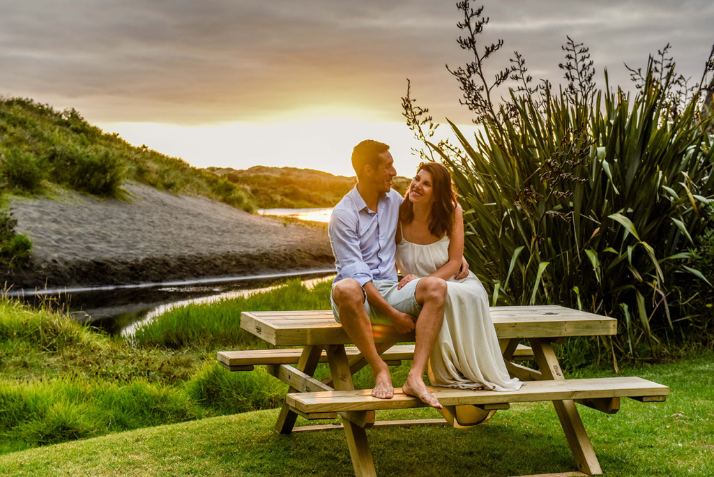 Nouvelle zelande plage de karekare couple au coucher de soleil