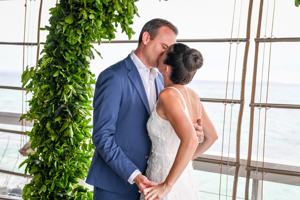 Couple's kiss at the Vomo Island Resort Fiji family wedding