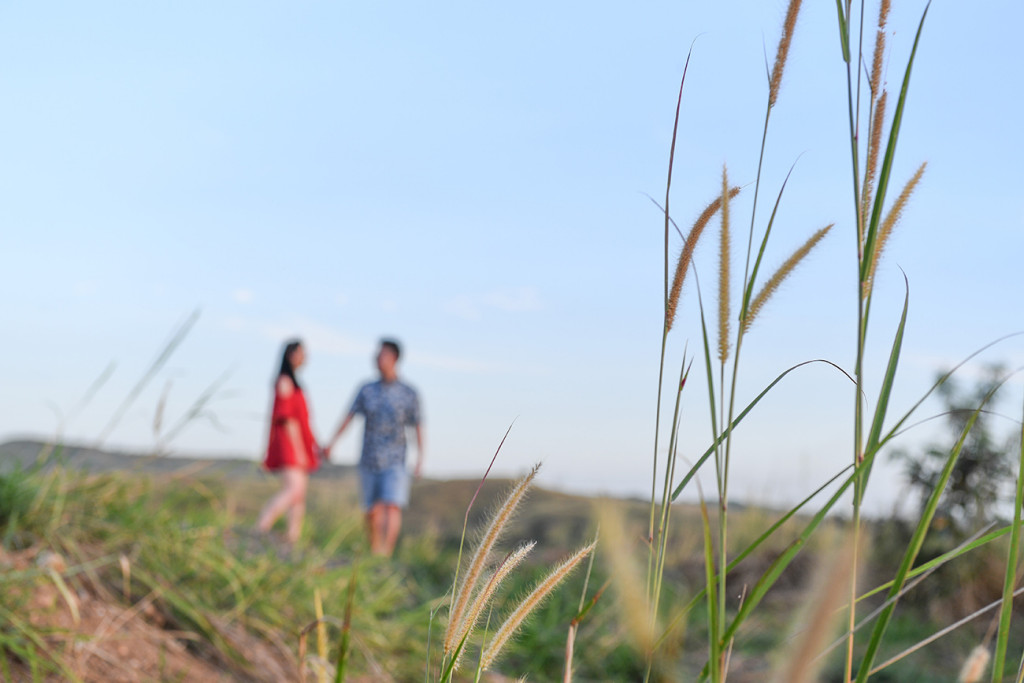 Blurred out Young asian couple engagement photoshoot in green coral coast Fijian country