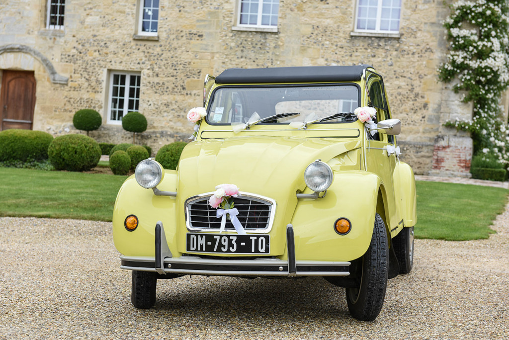La deudoche : voiture officielle des mariés Official yellow vintage wedding car