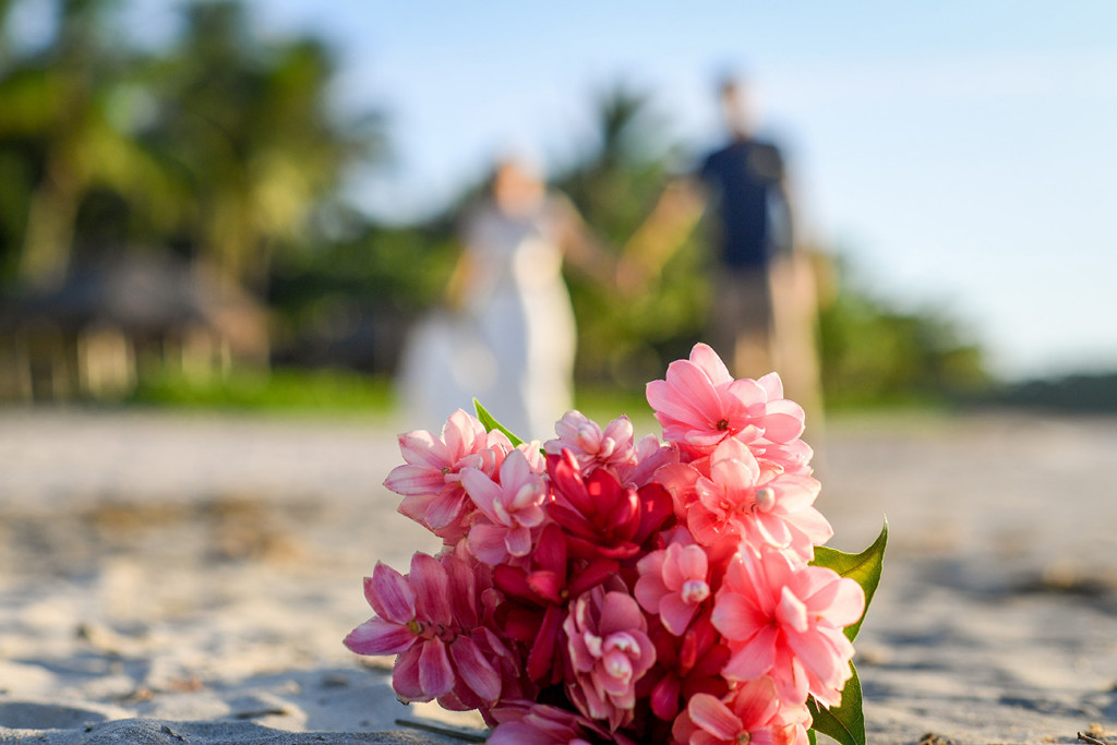 Fuschia bouqet in Fiji Island elopement wedding