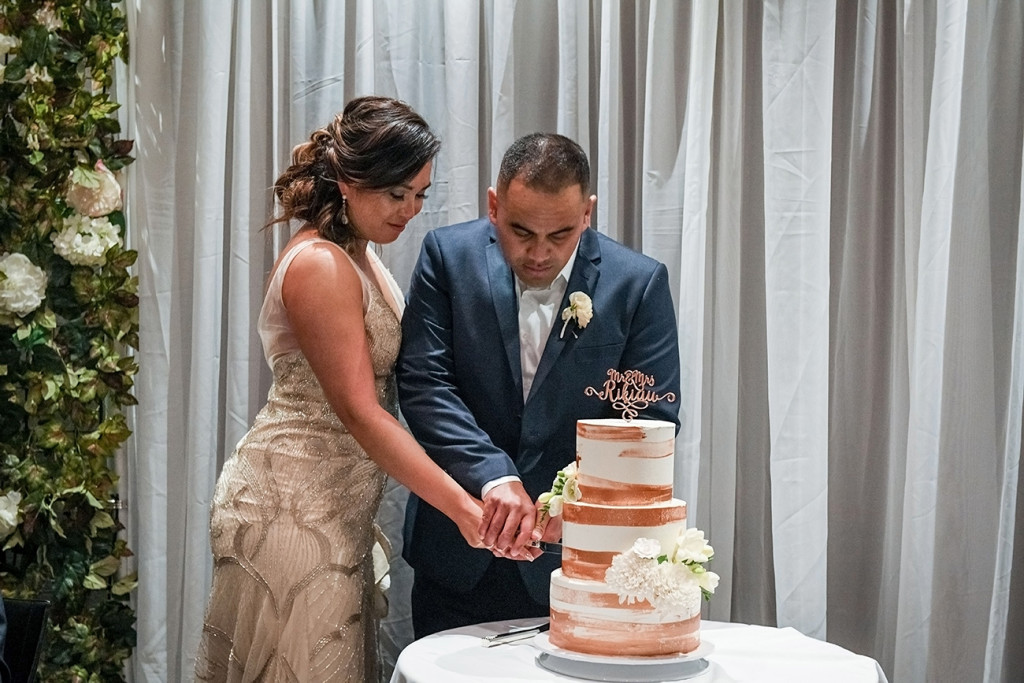Bride and groom cut cake at the Sofitel Auckland