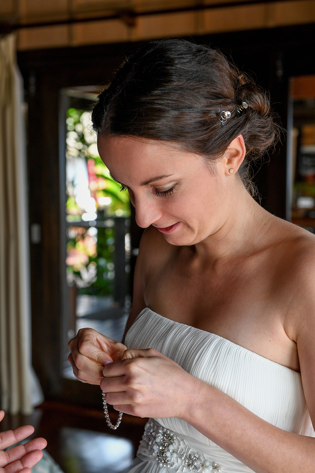 Bride struggles to open her bracelet