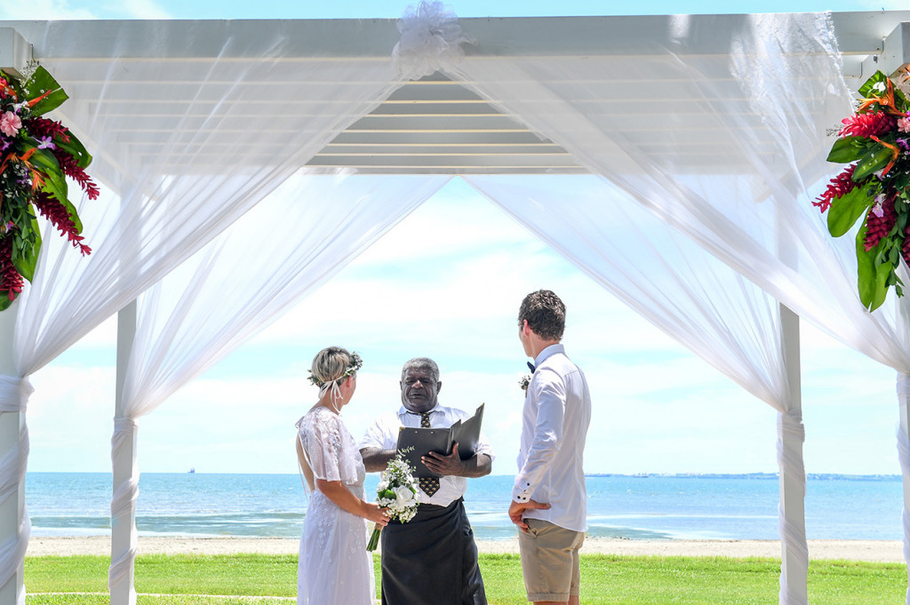 Exchange of vows at the breathtaking altar overlooking a view of the Pacific Ocean in Fiji