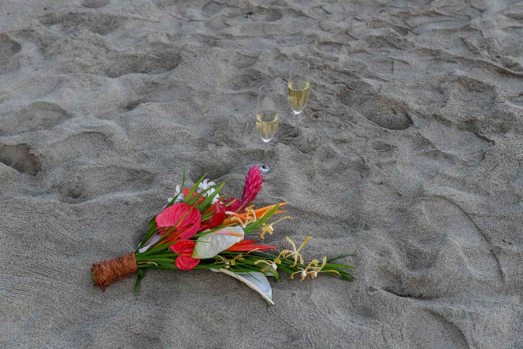 Bouquet champagne and footprints in the sand